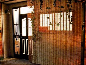 ด้านหน้าที่พัก - ตอนเย็น/กลางคืน