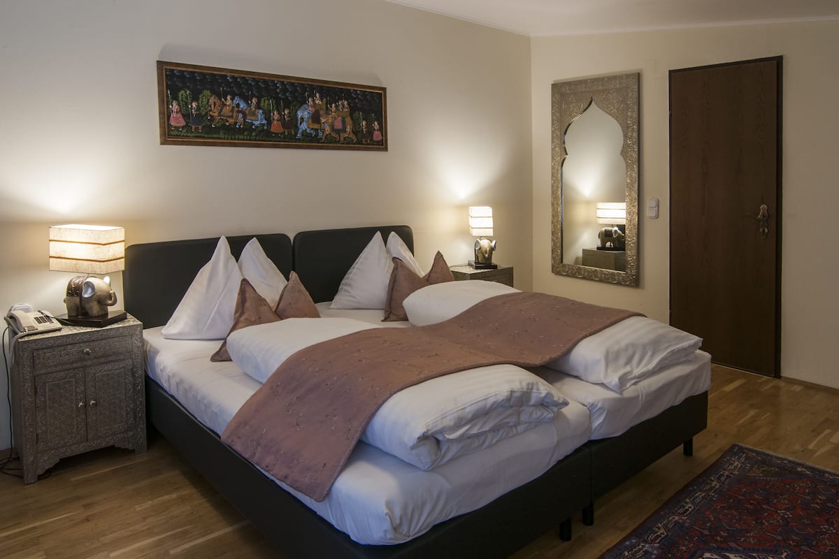 Kamar Double Standar, 1 Tempat Tidur Double | Seprai antialergi, minibar, brankas, dan Wi-Fi gratis