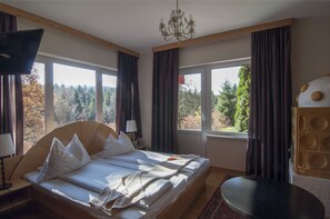 Quarto solteiro standard | Roupas de cama antialérgicas, frigobar, cofres nos quartos