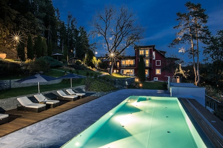 Piscina all'aperto, ombrelloni da piscina, lettini. Landidyll Hotel Nudelbacher
