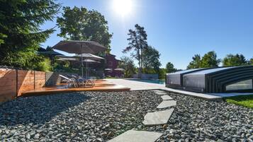 Outdoor pool, pool umbrellas, sun loungers