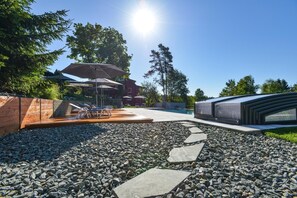 Outdoor pool, pool umbrellas, sun loungers - Landidyll Hotel Nudelbacher (Feldkirchen in Kaernten)
