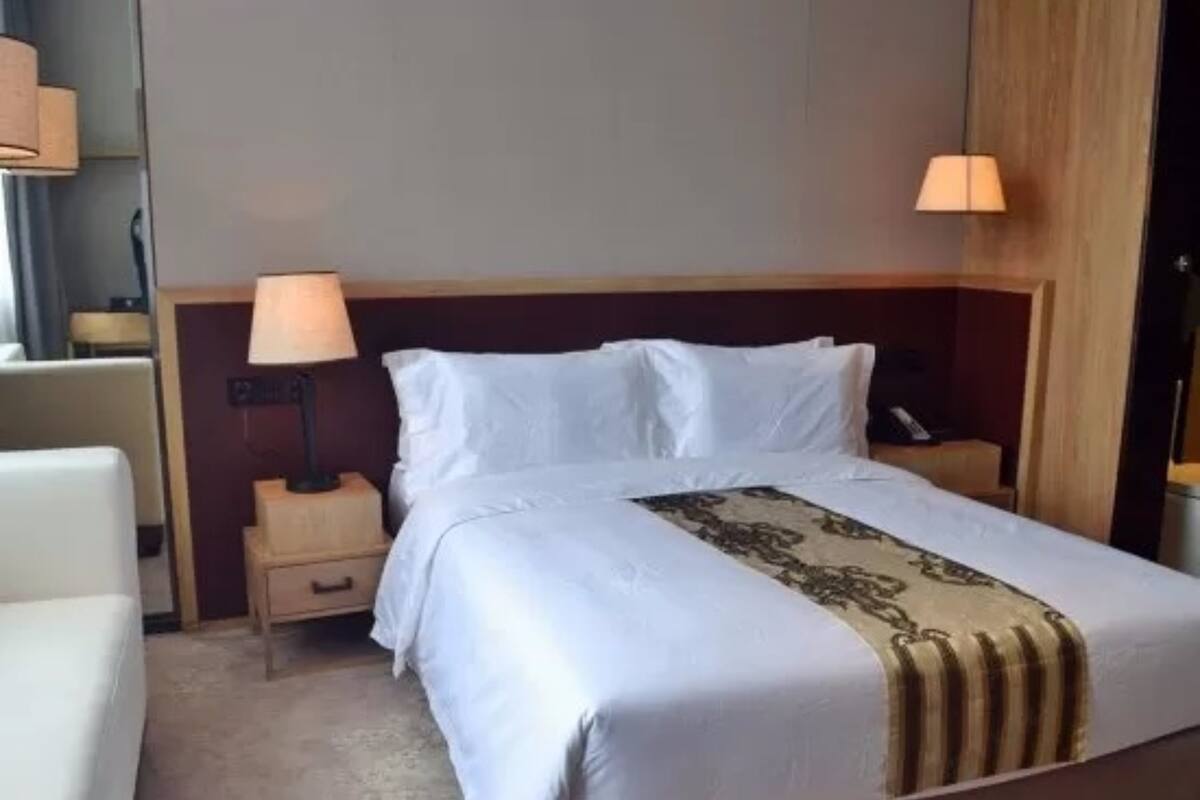 Deluxe tweepersoonskamer | Een minibar, een kluis op de kamer, een bureau, verduisterende gordijnen