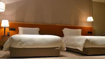 Deluxe Twin Room | Minibar, in-room safe, desk, blackout curtains