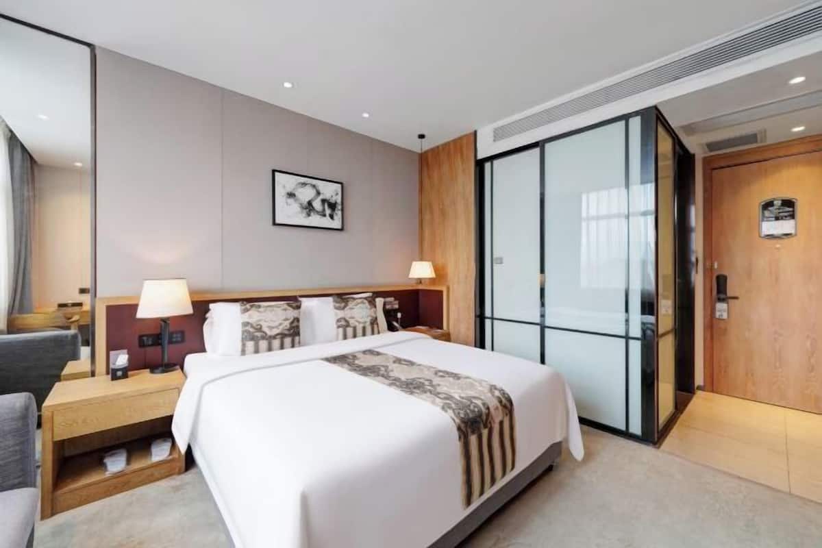 Minibar, in-room safe, desk, blackout curtains