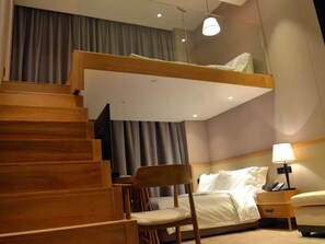 Minibar, caja de seguridad en la habitación y escritorio