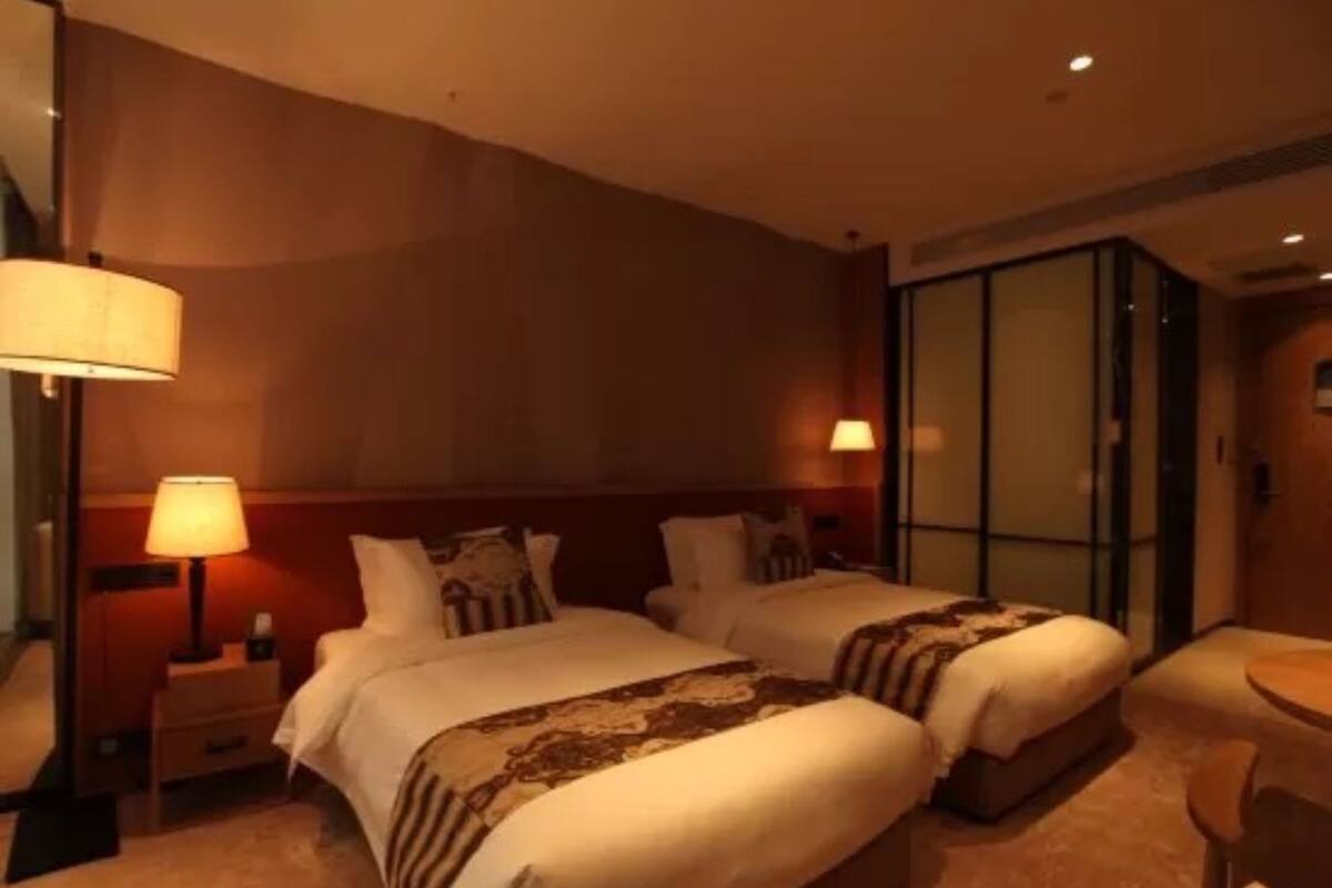 Deluxe Twin kamer | Een minibar, een kluis op de kamer, een bureau, verduisterende gordijnen