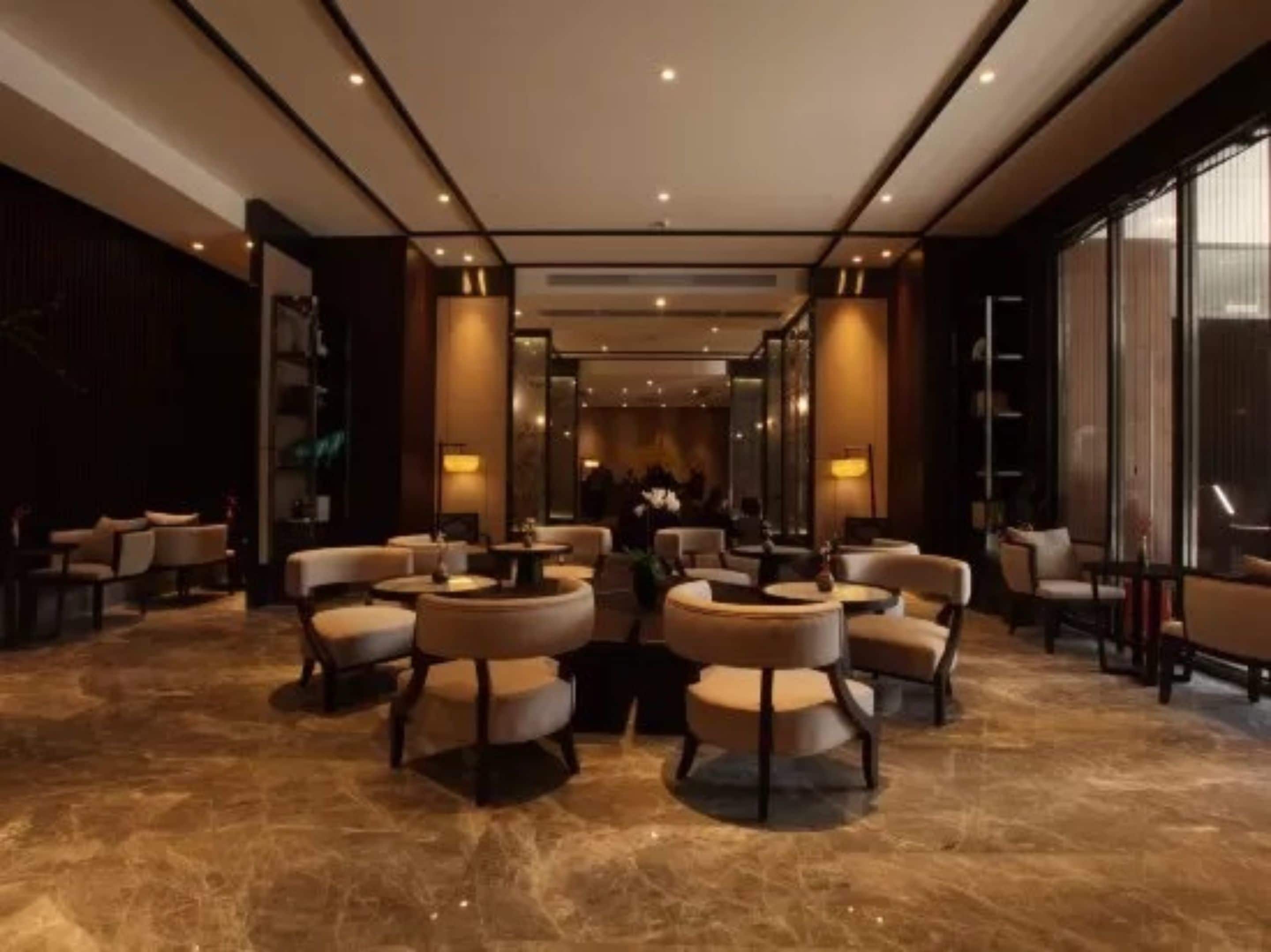 供应早餐、午餐和晚餐