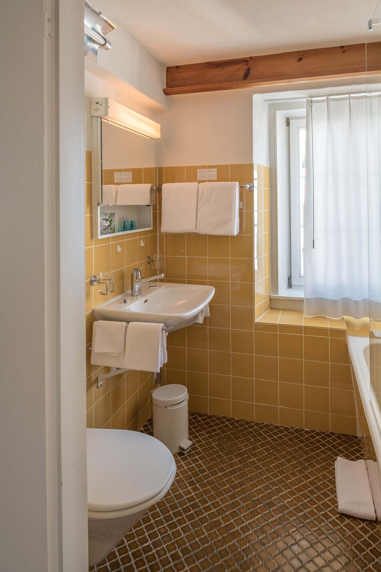 double room, bathtub | bathroom | shower, free toiletries, hair dryer, towels