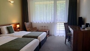 Minibar, escritorio, tabla de planchar con plancha y wifi gratis 