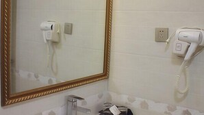 Deluxe Twin Room | Bathroom sink - Shenzhen Nanguo Chain Hotel Main Branch (Shenzhen)
