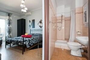 Premium bedding, down duvets, desk, iron/ironing board - Il Bacio delle Stelle (Rome)