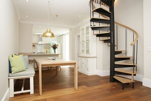 Apartment, 3 Bedrooms | In-room dining - Cape Town Ray of Light (Cape Town)