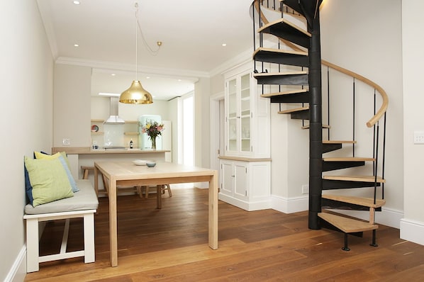 Apartment, 3 Bedrooms | In-room dining