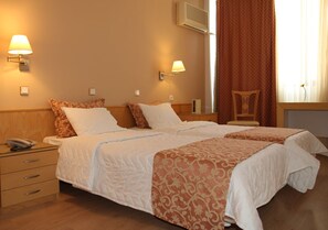 Twin kamer | Een minibar, een kluis op de kamer, een strijkplank/strijkijzer