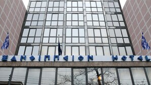 Un edificio de hotel con un cartel grande que dice "ZANINTEJION HOTEL".