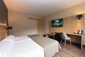 Minibar, escritorio, cortinas blackout y sistema de insonorización 
