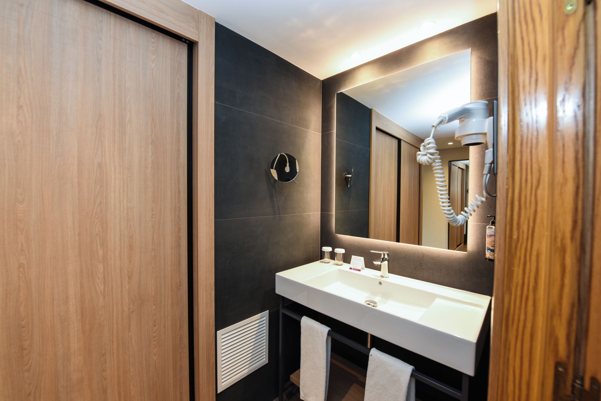 shower, free toiletries, hair dryer, bidet