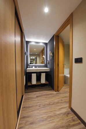 Standaard tweepersoonskamer, terras | Badkamer | Een douche, gratis toiletartikelen, een haardroger, handdoeken