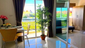 Apartment with Balcony | 1 phòng ngủ, két bảo mật tại phòng, màn/rèm cản sáng 