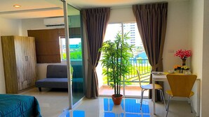 Apartment with Balcony | Khu phòng khách | TV màn hình phẳng 40-inch có truyền hình vệ tinh, TV 