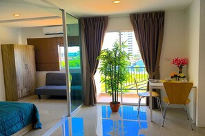 Apartment with Balcony | Wohnbereich | 40-Zoll-Flachbildfernseher mit Satellitenempfang, Fernseher