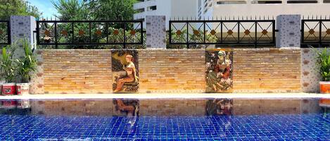 Una piscina al aire libre