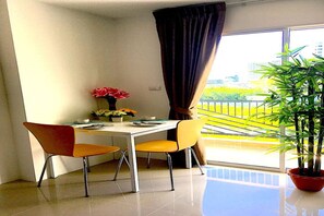 Apartment with Balcony | Restauration dans la chambre