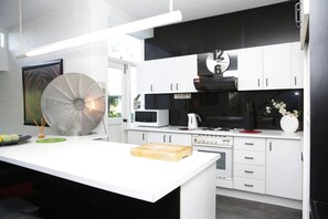 Refrigerador con freezer, microondas, horno, placa de cocina