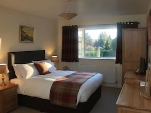 Chambre double, salle de bain attenante, vue sur le jardin