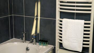 Double Room, Ensuite, Garden View | Bathroom