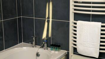 Double Room, Ensuite, Garden View | Bathroom