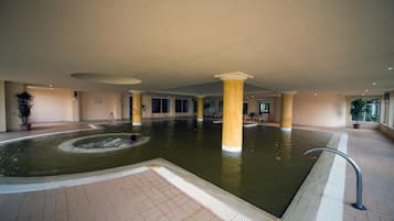 Piscina coperta, 3 piscine all'aperto, ombrelloni da piscina, lettini