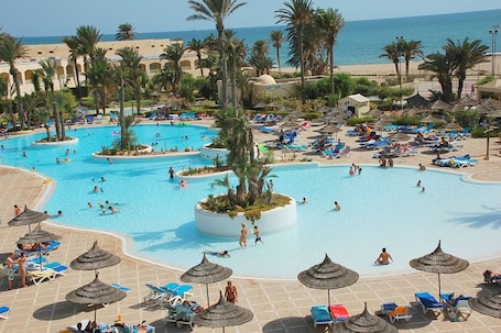 Piscine couverte, 3 piscines extérieures, parasols de plage. Zephir Hotel & Spa