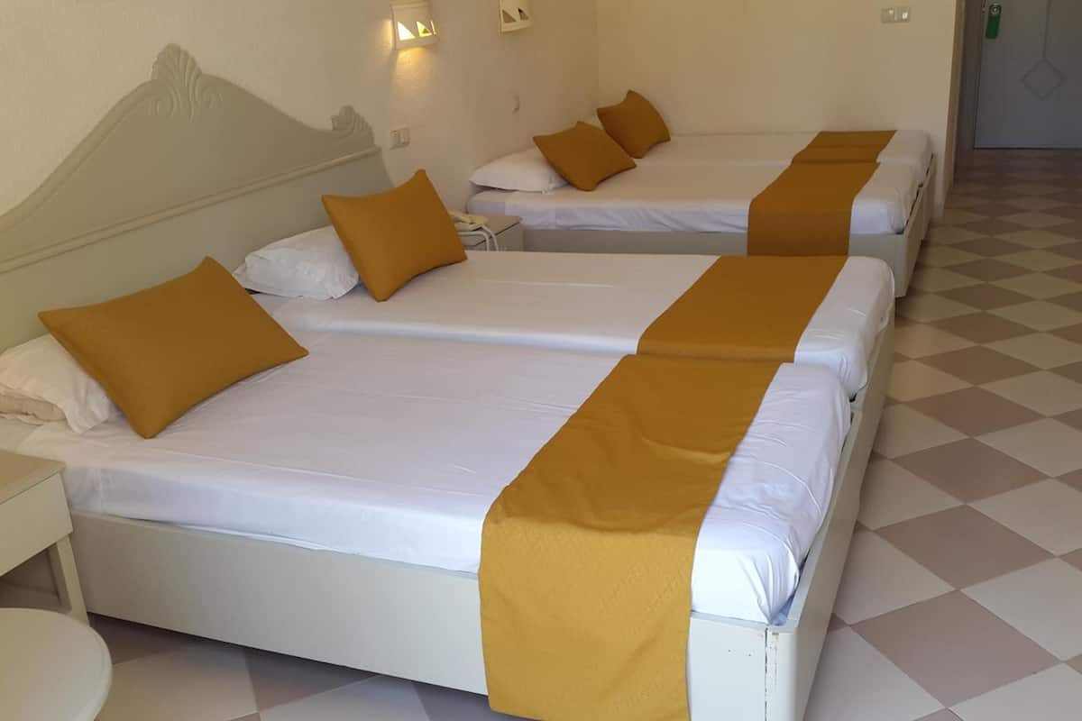 Phòng dành cho gia đình, quang cảnh vườn | Minibar, bàn, màn/rèm cản sáng, nôi (giường cho trẻ sơ sinh) miễn phí