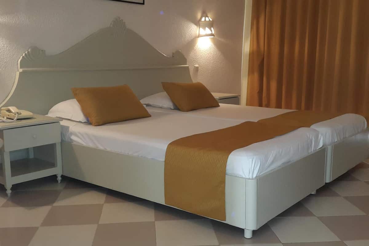 Double or Twin Room, Accessible, Garden View | Minibar, desk, blackout drapes, cribs (free)