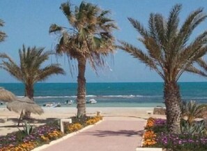 On the beach, sun loungers, beach umbrellas, beach towels - Zephir Hotel & Spa (Zarzis)