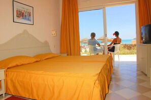 Habitación con 1 cama doble o 2 individuales, vistas al mar | Minibar, escritorio, cortinas opacas y cunas gratuitas