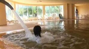 Un sauna, una bañera de hidromasaje, baño turco