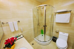 Regadera, amenidades de baño gratuitas, secadora de cabello, pantuflas