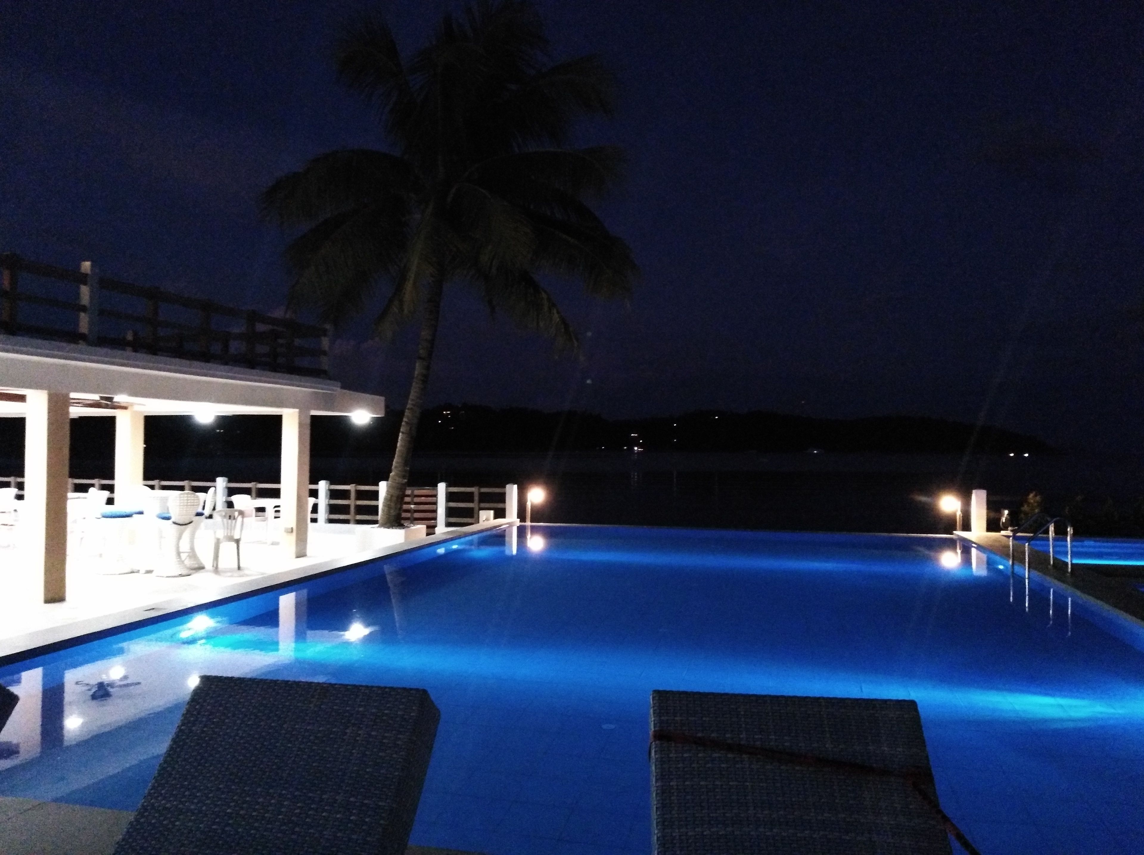 outdoor pool, open 7:00 am to 8:00 pm, pool loungers