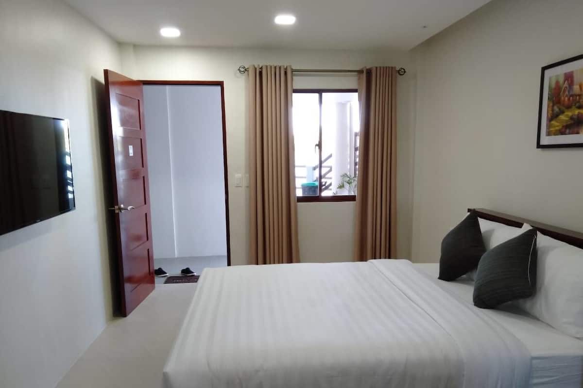 Deluxe Room, 1 Queen Bed, Non Smoking