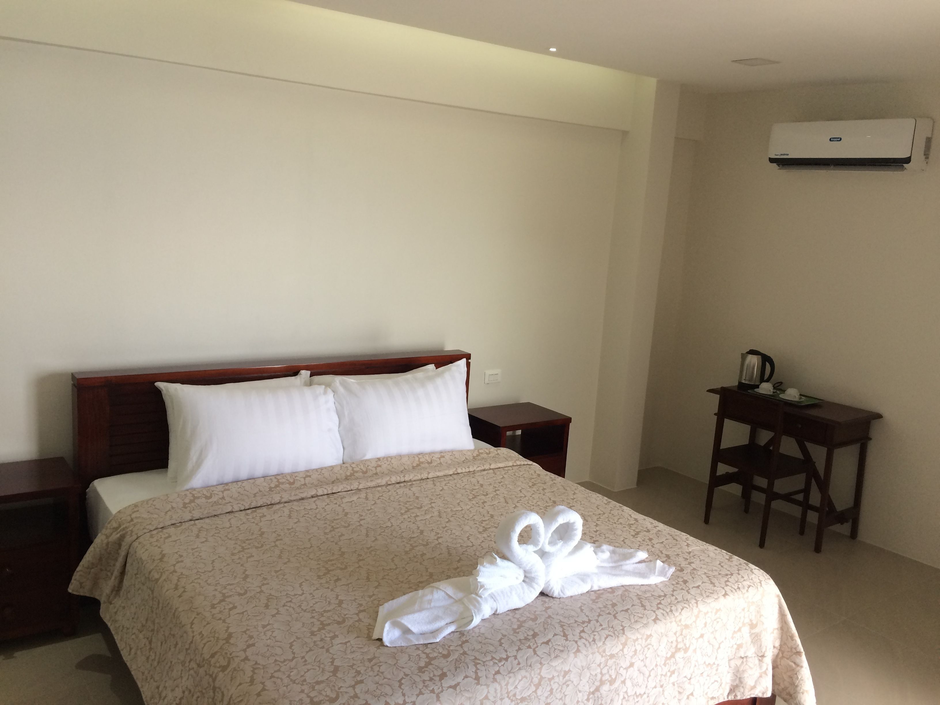 deluxe room, 1 queen bed, non smoking | free wifi, bed sheets
