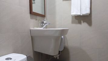 Superior Room, 1 Queen Bed, Non Smoking, Ocean View | Bathroom | Shower, free toiletries, hair dryer, slippers