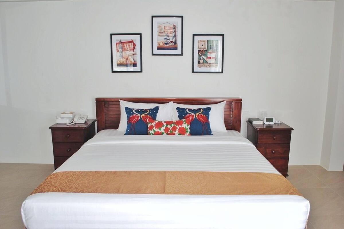 Junior Suite, 1 King Bed, Non Smoking, Beach View | WiFi (free), bed sheets