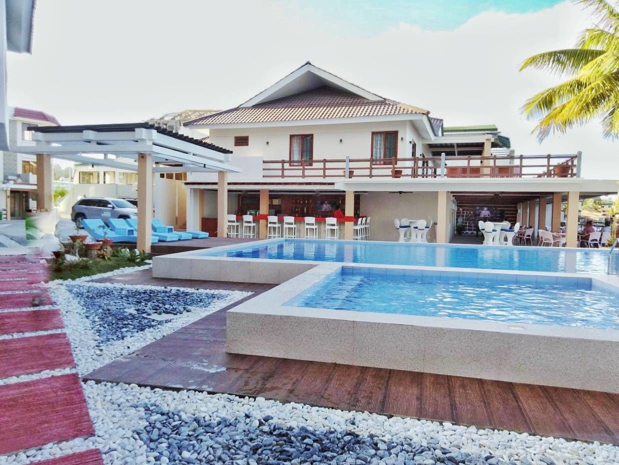 outdoor pool, open 7:00 am to 8:00 pm, pool loungers