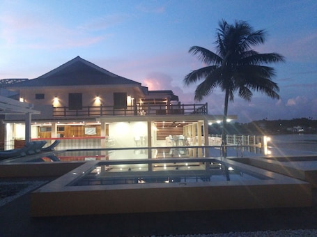 Una piscina al aire libre, sillones reclinables de piscina. Nirvana Resort