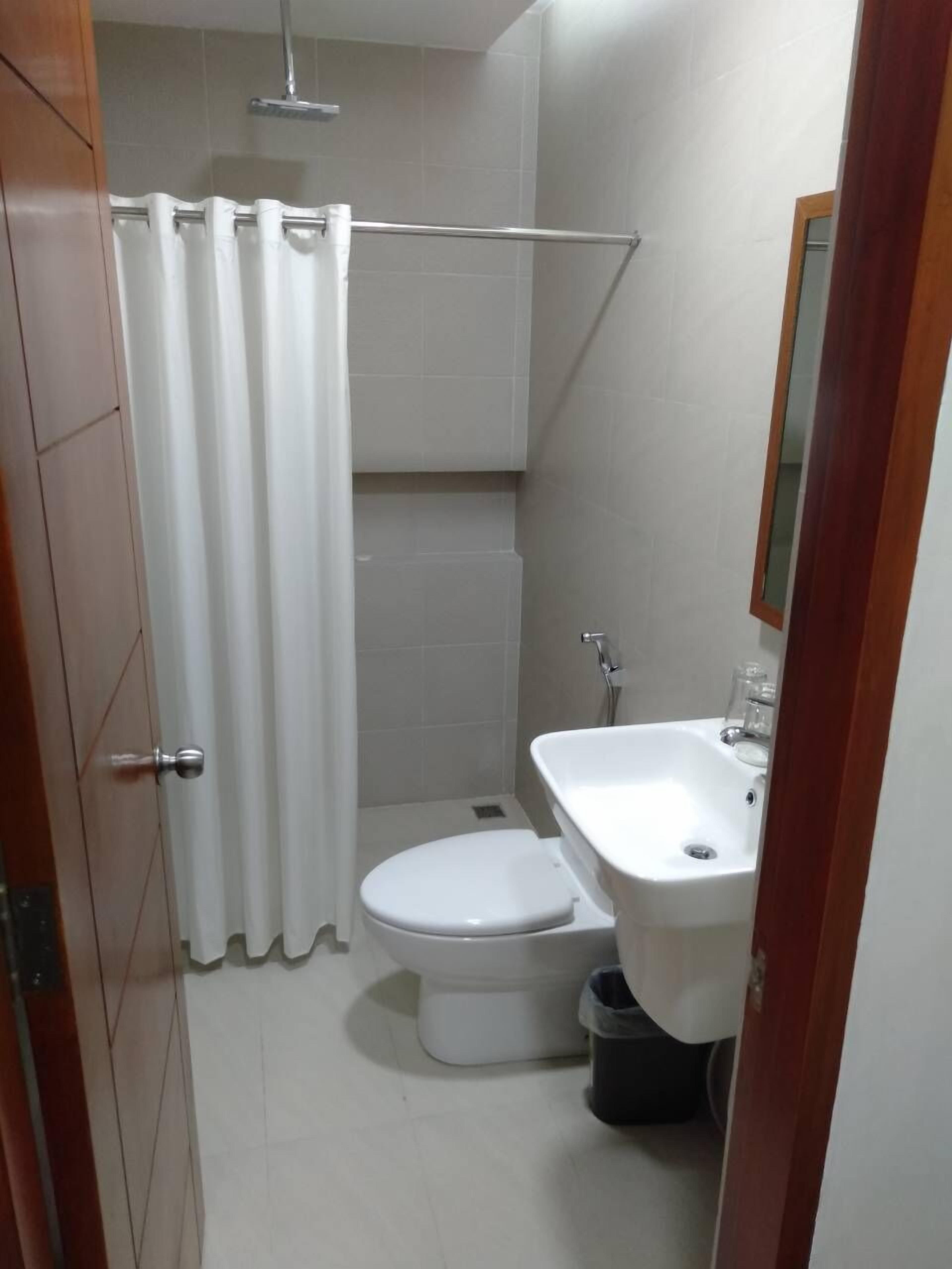 deluxe room, 1 queen bed, non smoking | bathroom | shower, free toiletries, hair dryer, slippers