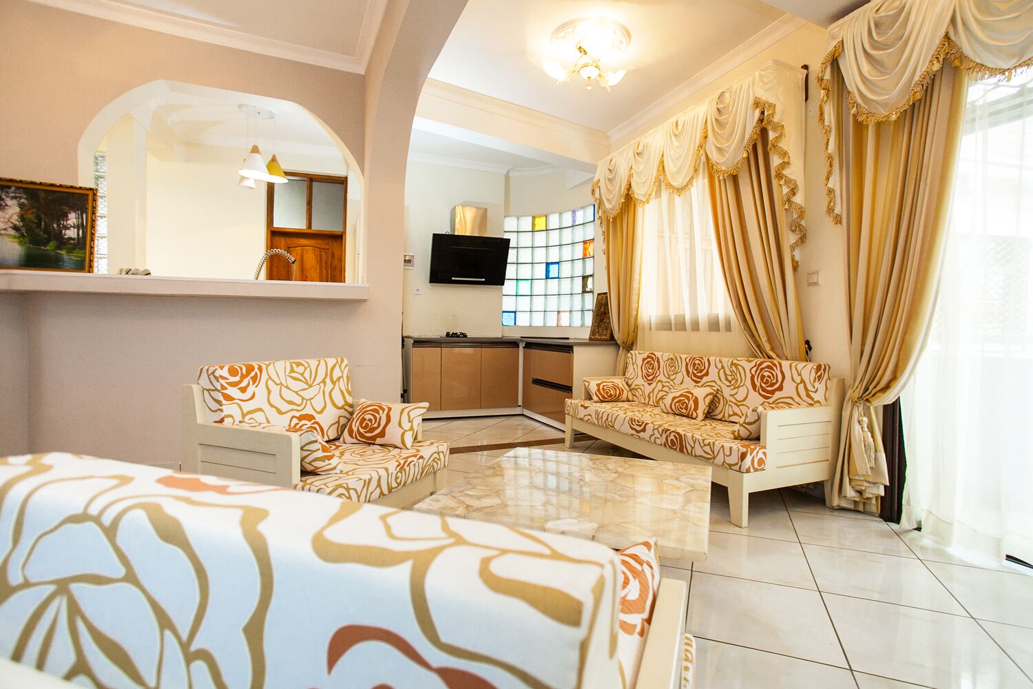 suite, 4 bedrooms | living area | flat-screen tv