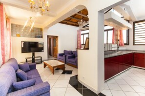 Suite, 4 slaapkamers | Woonruimte | Flatscreentelevisie